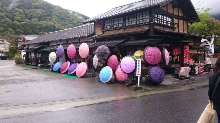 鹿兒島熊本福岡，湯布院(由布院)，裝飾了繽紛的傘的紀念品店