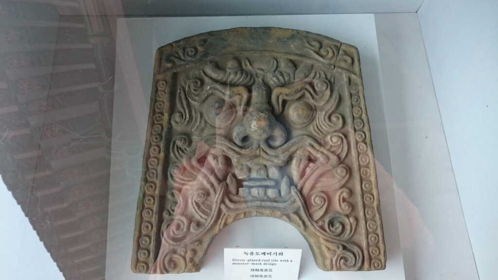 東宮與月池(雁鴨池) 鬼面瓦