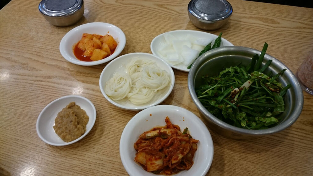 豬肉湯飯 dwaeji-gukbap 配菜、麵線與飯
