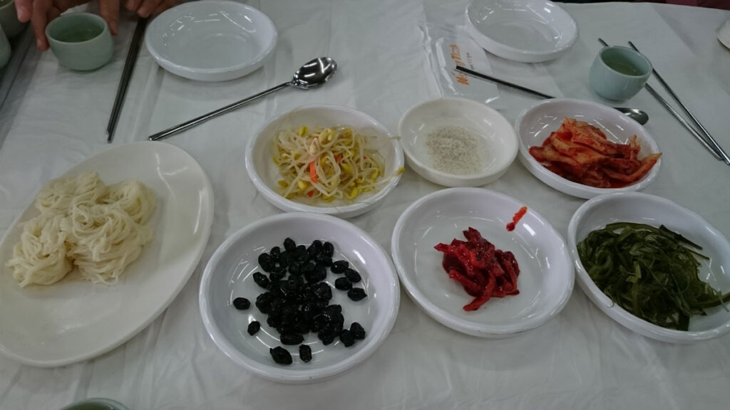 人參雞湯 小菜與麵線
