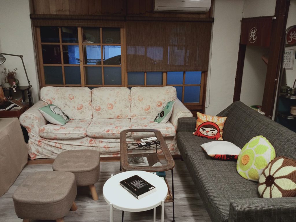 鳳山黃埔新村 以住代護，here sleep 邸加睏-眷村民宿，客廳 桌椅