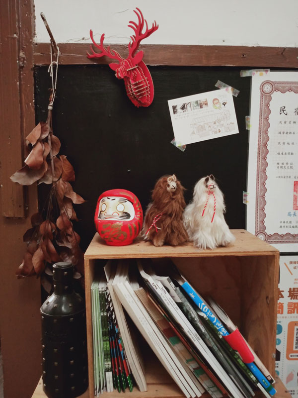 鳳山黃埔新村 以住代護，here sleep 邸加睏-眷村民宿，玄關 書與擺飾