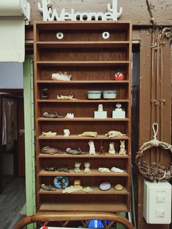 鳳山黃埔新村 以住代護，here sleep 邸加睏-眷村民宿，玄關 陶瓷石頭擺件