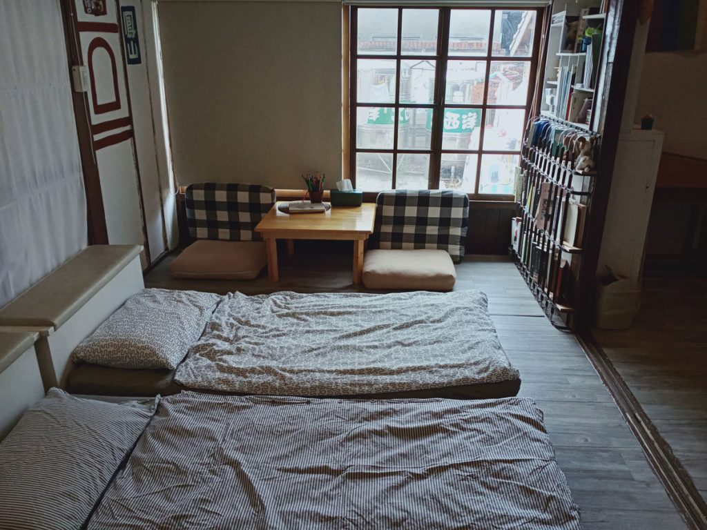 鳳山黃埔新村 以住代護，here sleep 邸加睏-眷村民宿，通鋪房 床