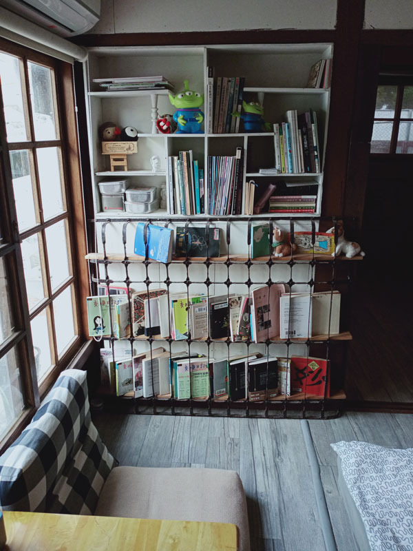 鳳山黃埔新村 以住代護，here sleep 邸加睏-眷村民宿，通鋪房 窗邊書架