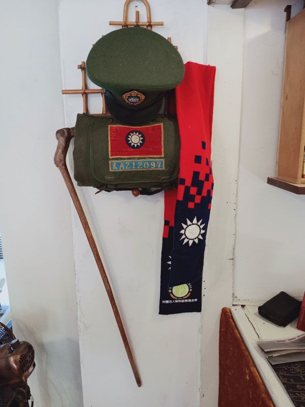 鳳山黃埔眷村，1955誠正眷味，陸軍軍帽與帆布包