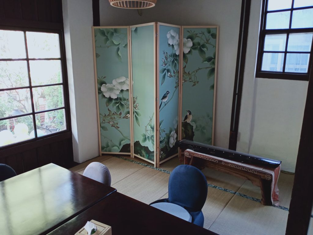 鳳山黃埔眷村，中日混合高雅風，藍底花鳥屏風