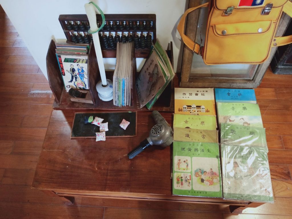 鳳山黃埔眷村，眷戀黑膠堂，國小課本，書包，算盤，古董吹風機