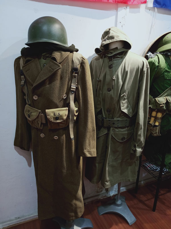 鳳山黃埔眷村，軍裝展覽，交叉領雙排扣綠褐外套，深綠軍外套