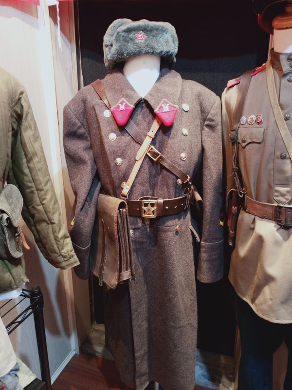 鳳山黃埔眷村，軍裝展覽，紅領角襯衫領雙排扣綠褐軍裝與綠軍帽