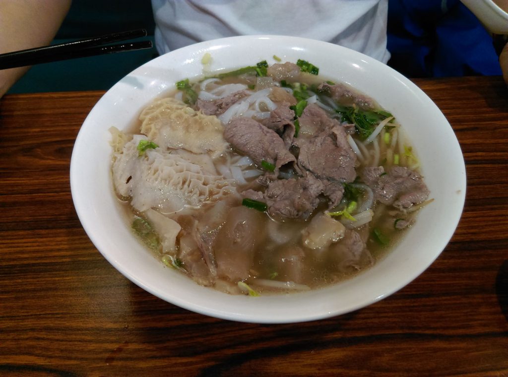 高雄小港越南料理推薦，欣泉河粉，綜合牛肉河粉